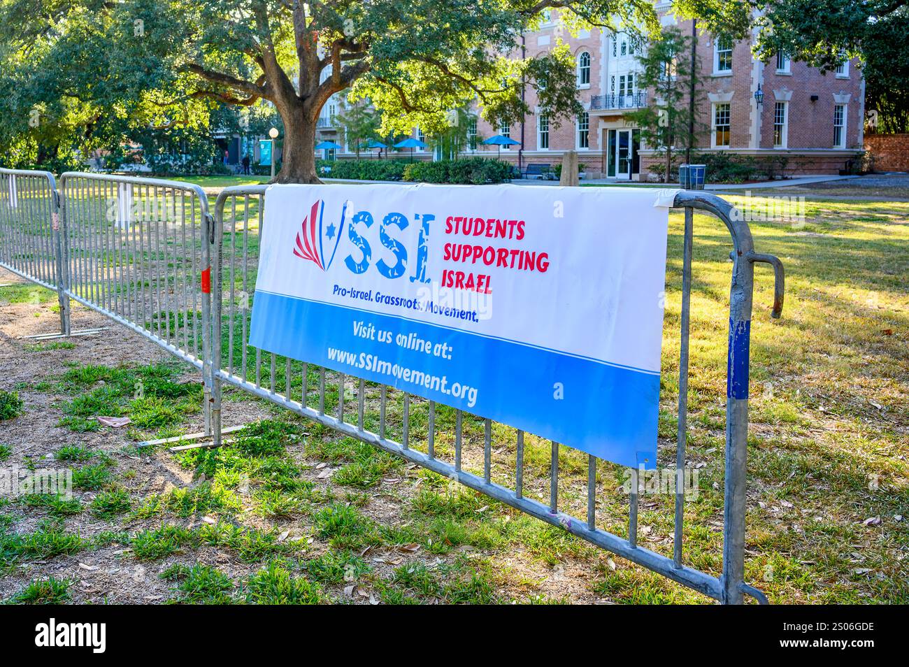 New Orleans, LOUISIANA, USA - 3 novembre 2023: Studenti che sostengono Israele (SSI) Banner on Barricade in un evento pro Israele nel campus della Tulane University Foto Stock