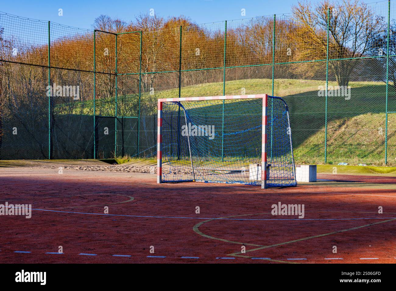 Campo da calcio moderno per bambini recintato con un'alta recinzione. Foto Stock
