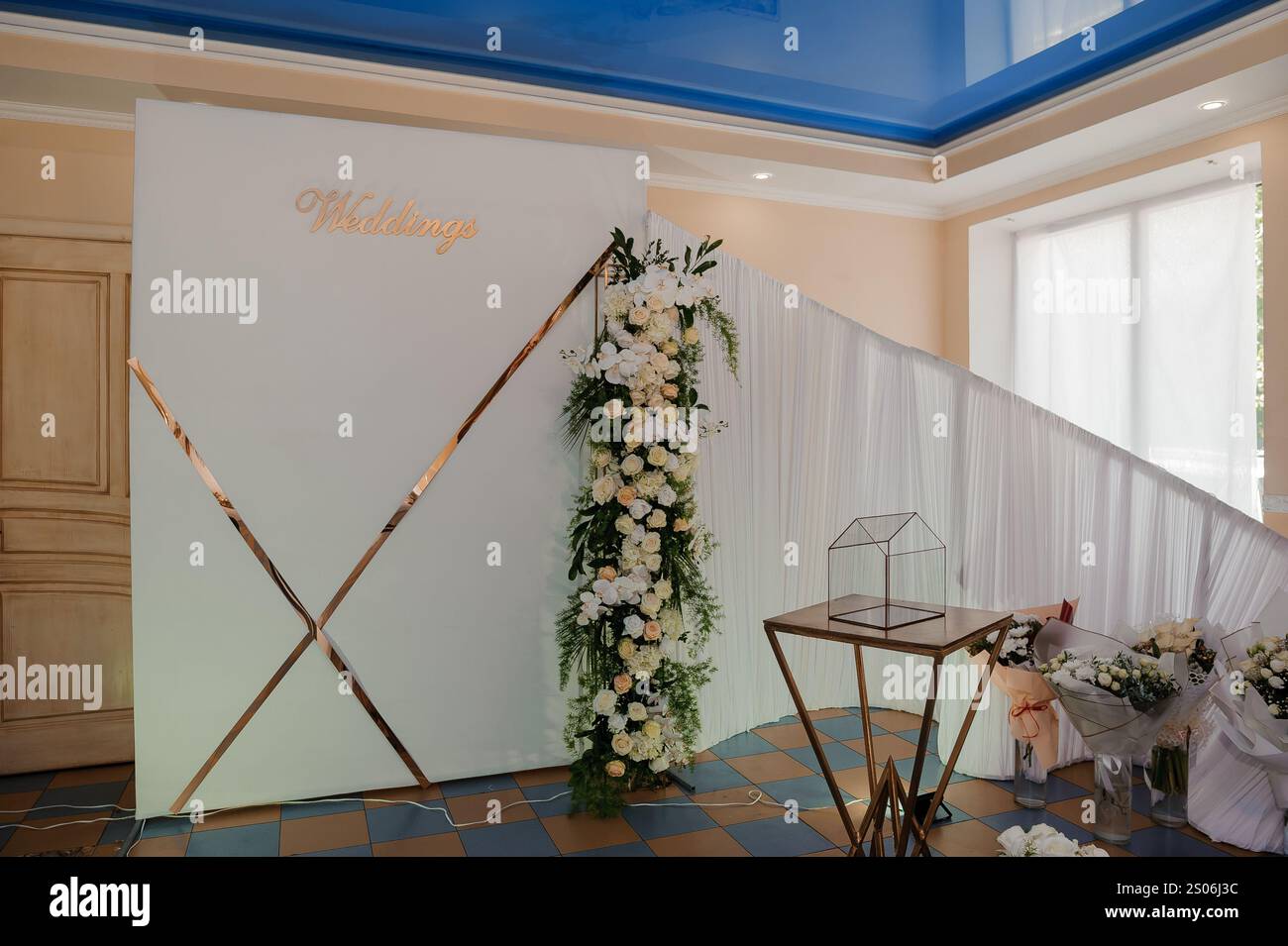 Elegante decorazione nuziale con accenti floreali e uno sfondo moderno. Foto Stock