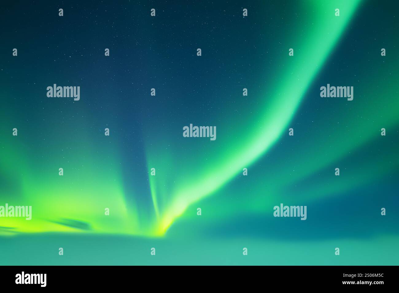 Aurora boreale nel cielo notturno invernale. Cielo con luci polari e stelle. Onde di aurora boreale verde nell'atmosfera terrestre Foto Stock