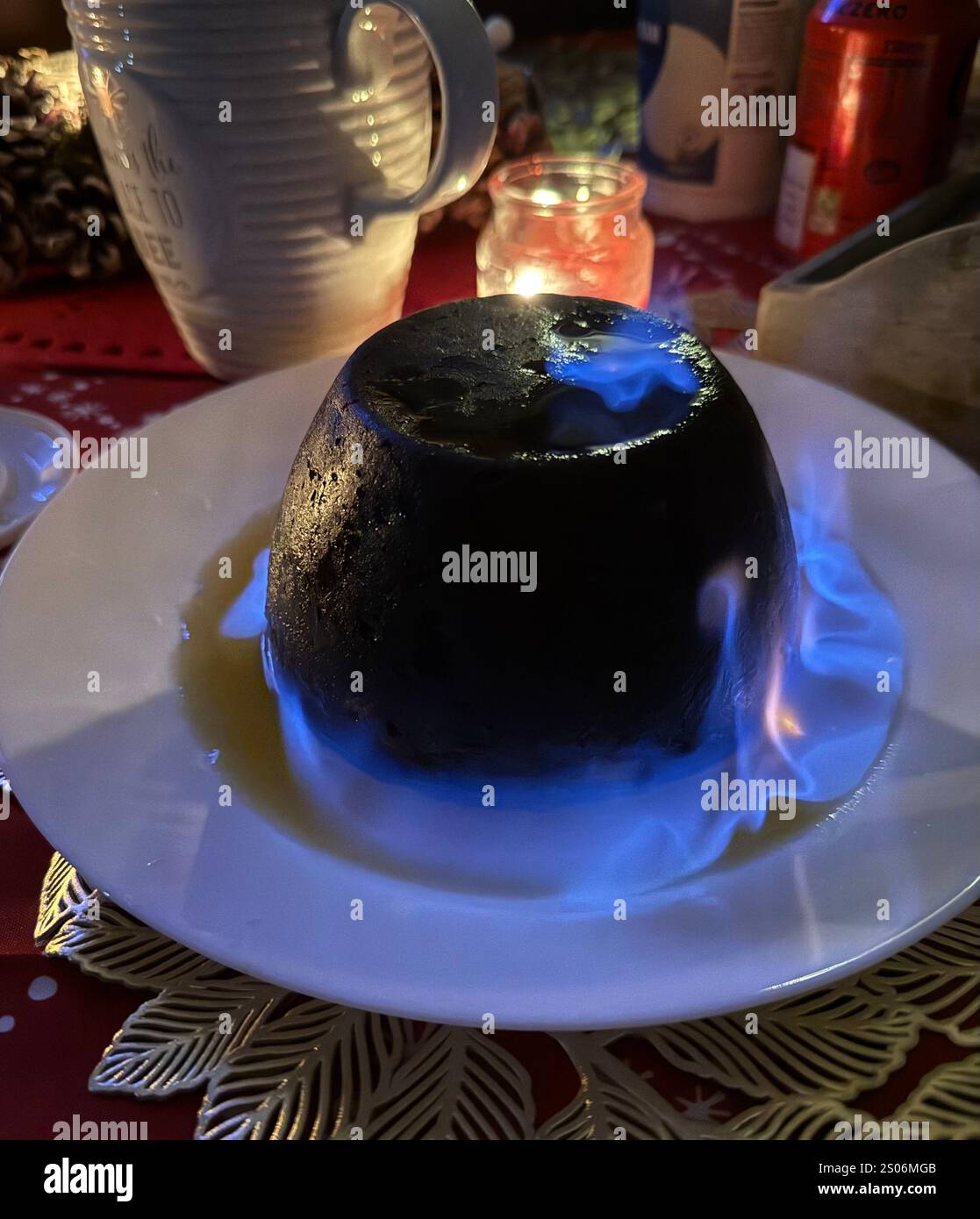 Budino di Natale fiammeggiante a tavola - Immagine stock catturata con smartphone