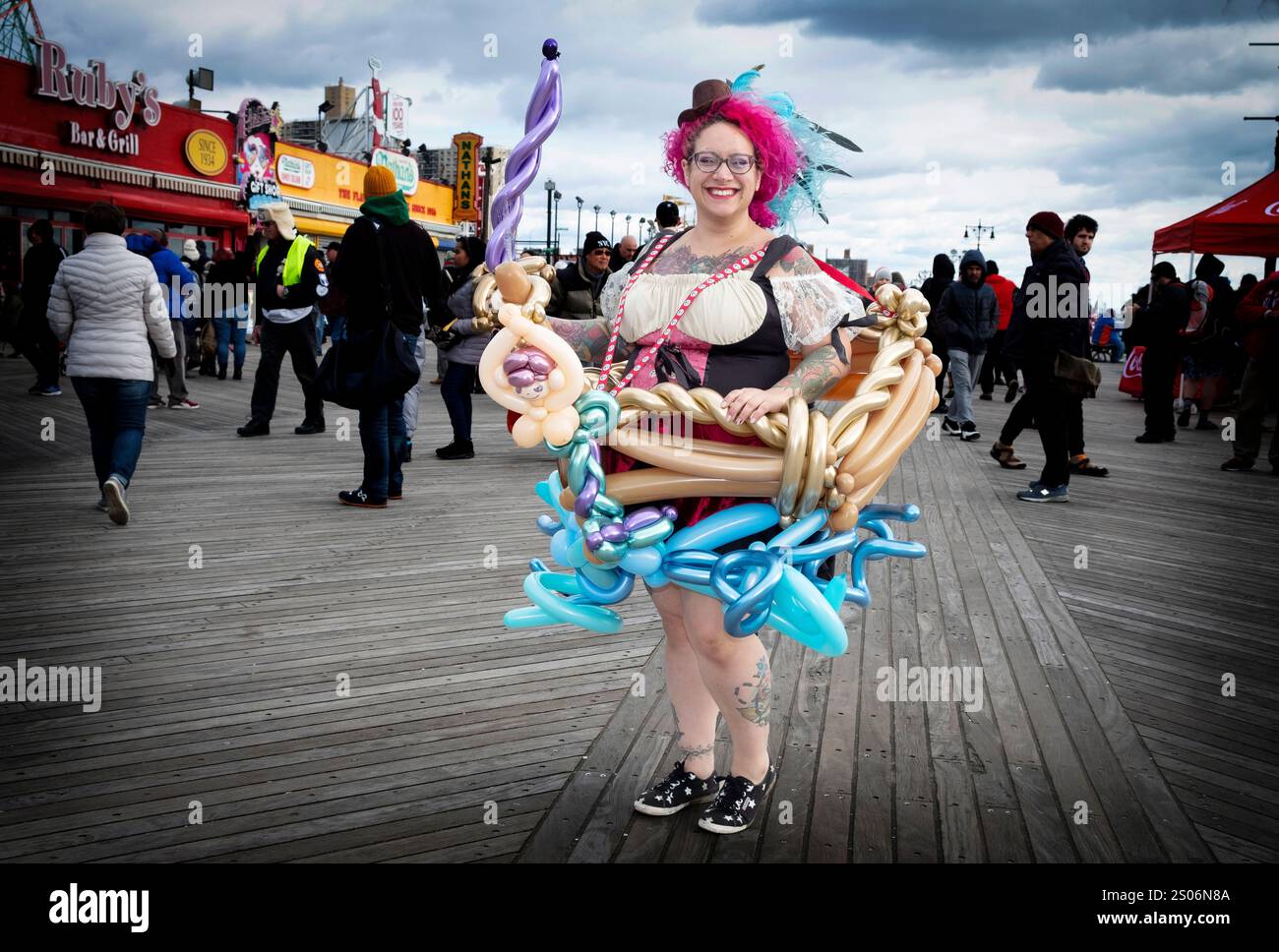 Ritratto in posa di un creatore di mongolfiere professionista sul lungomare di Coney Island nel giorno della nuotata di Capodanno dell'orso polare del 2020. Foto Stock