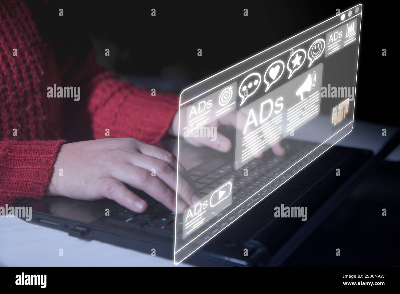 Concetto di vendita online di marketing digitale, annunci pubblicitari, annunci di prodotti, promozione di prodotti o servizi tramite strumenti digitali. Concetto di pubblicità online interno Foto Stock