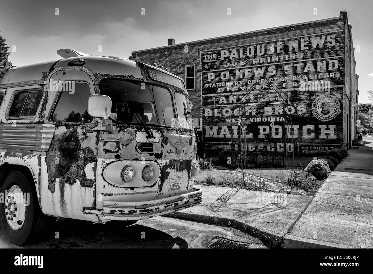 Vecchio autobus con un cartello fantasma sul muro di mattoni nel villaggio di Palouse, Washington State, USA [non disponibile; solo licenze editoriali] Foto Stock