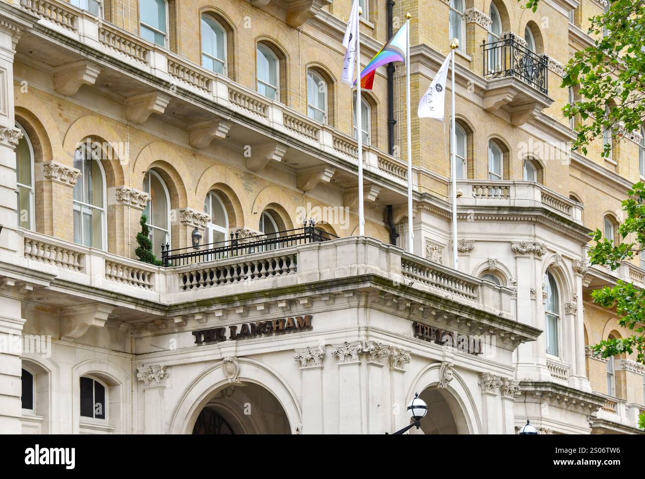 Londra, Inghilterra, Regno Unito - 27 giugno 2023: Vista frontale dell'hotel di lusso The Langham nel centro di Londra Foto Stock