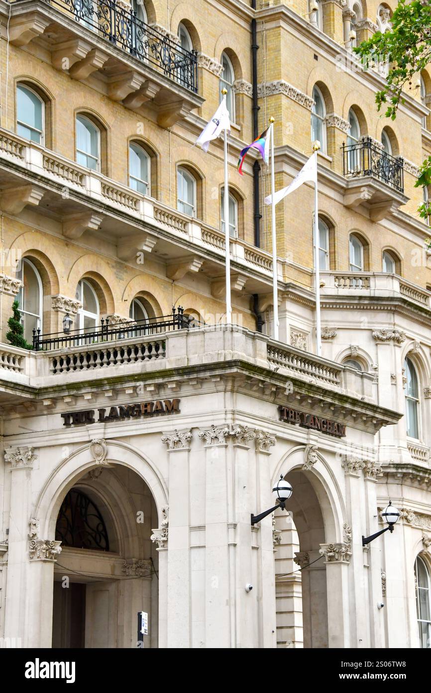 Londra, Inghilterra, Regno Unito - 27 giugno 2023: Vista frontale dell'hotel di lusso The Langham nel centro di Londra Foto Stock