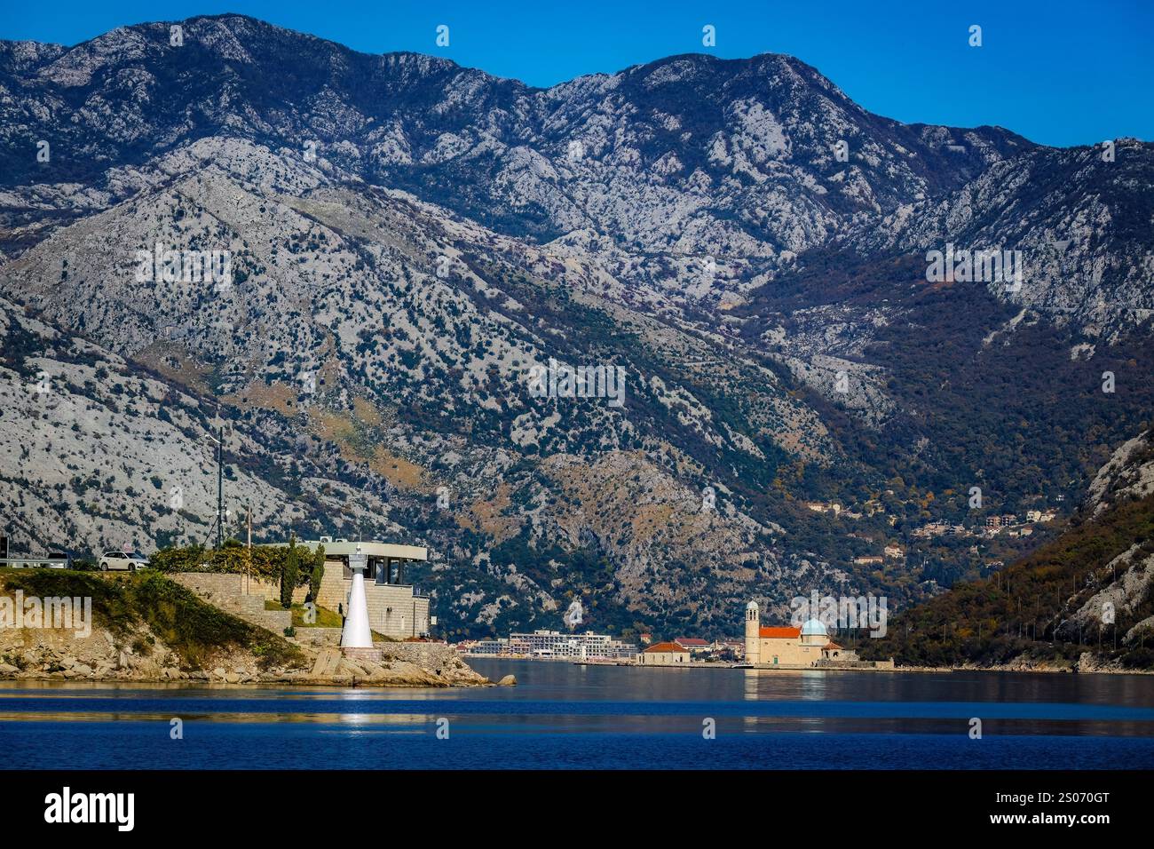 Vista panoramica delle montagne del Montenegro e del paesaggio suburbano sul mare Foto Stock