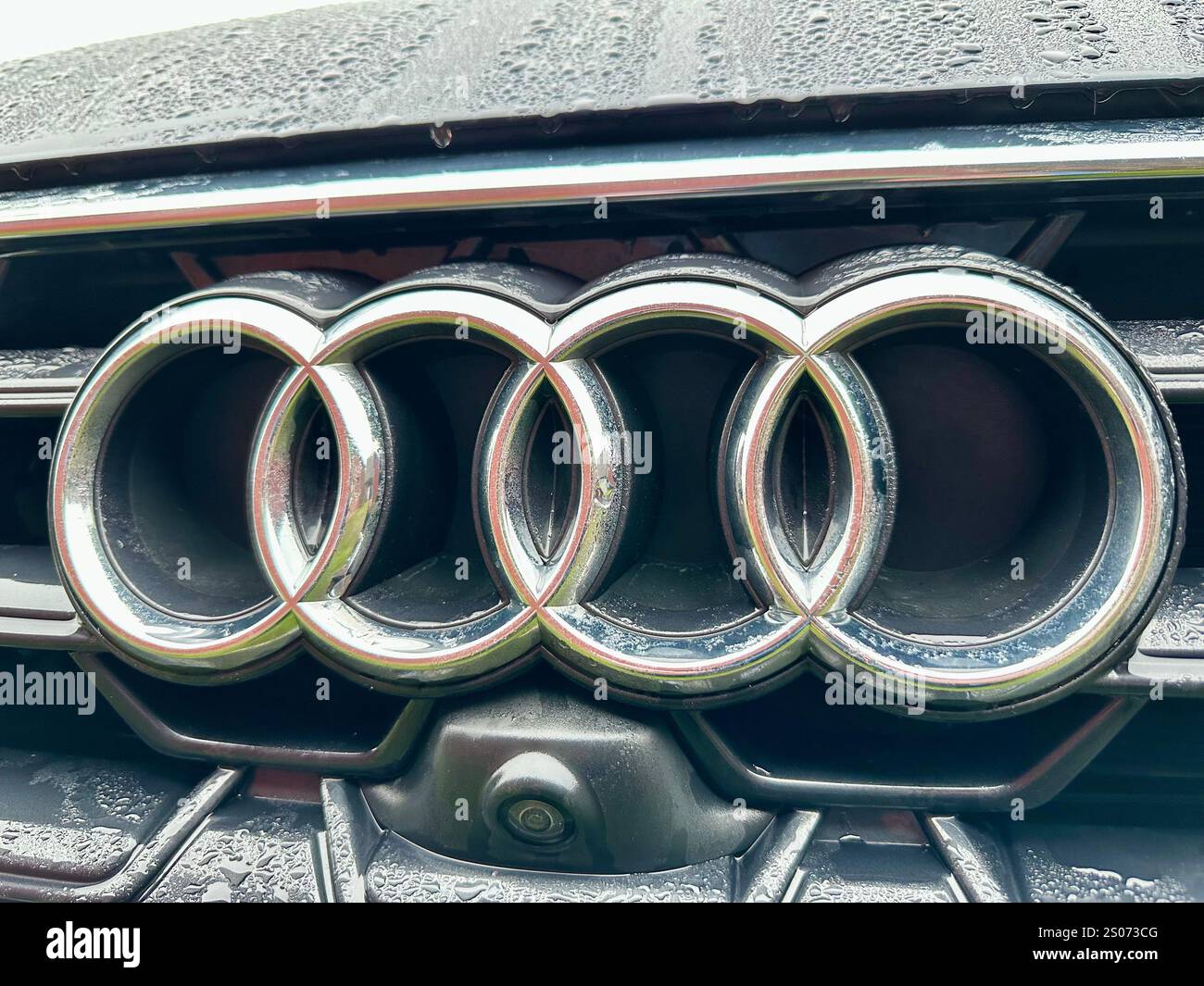 Logo Audi sulla griglia di un'auto Foto Stock