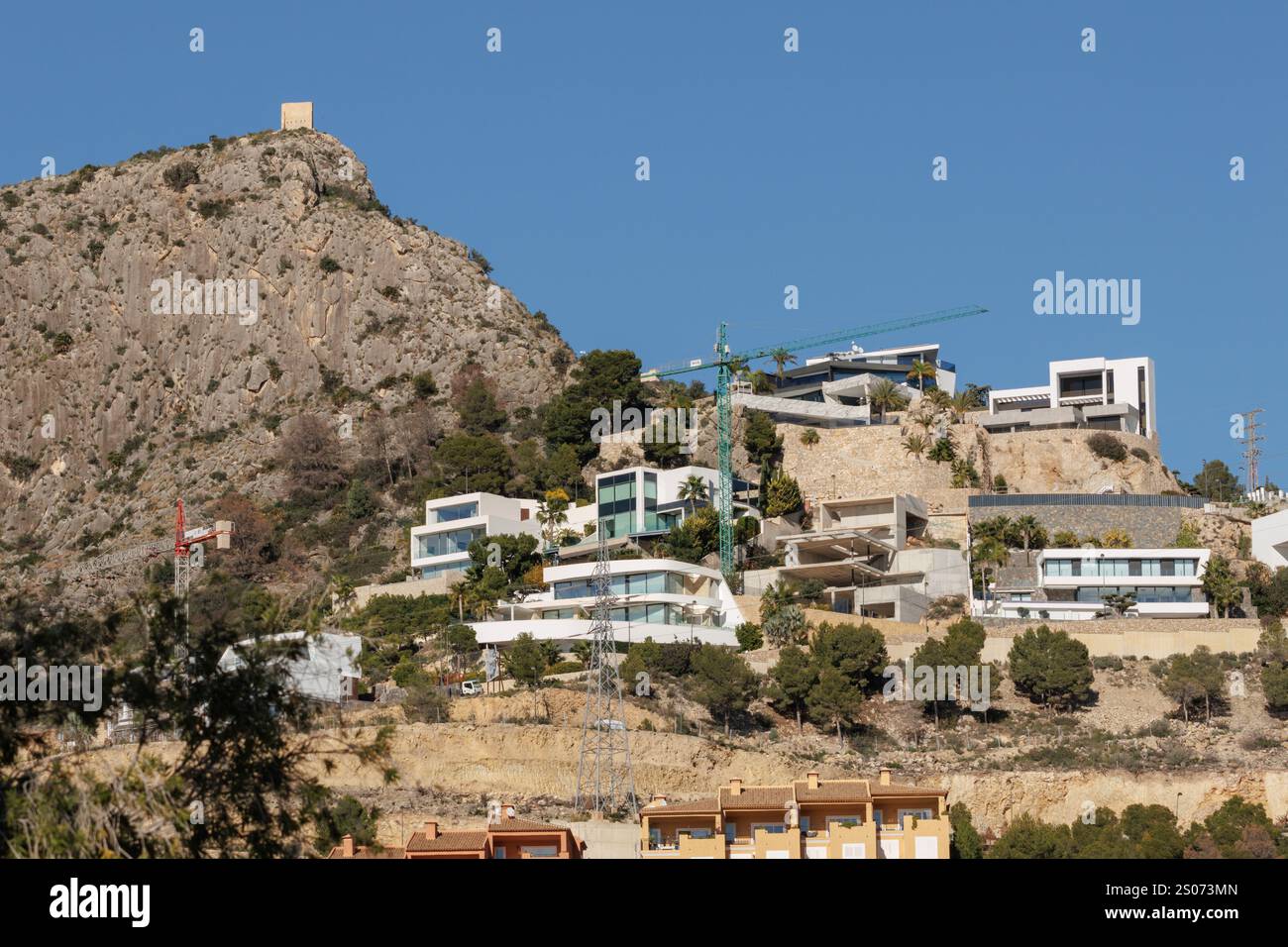 Industria edile lungo il Mar Mediterraneo tra Calpe e Altea il 20 dicembre 2024, Spagna Foto Stock