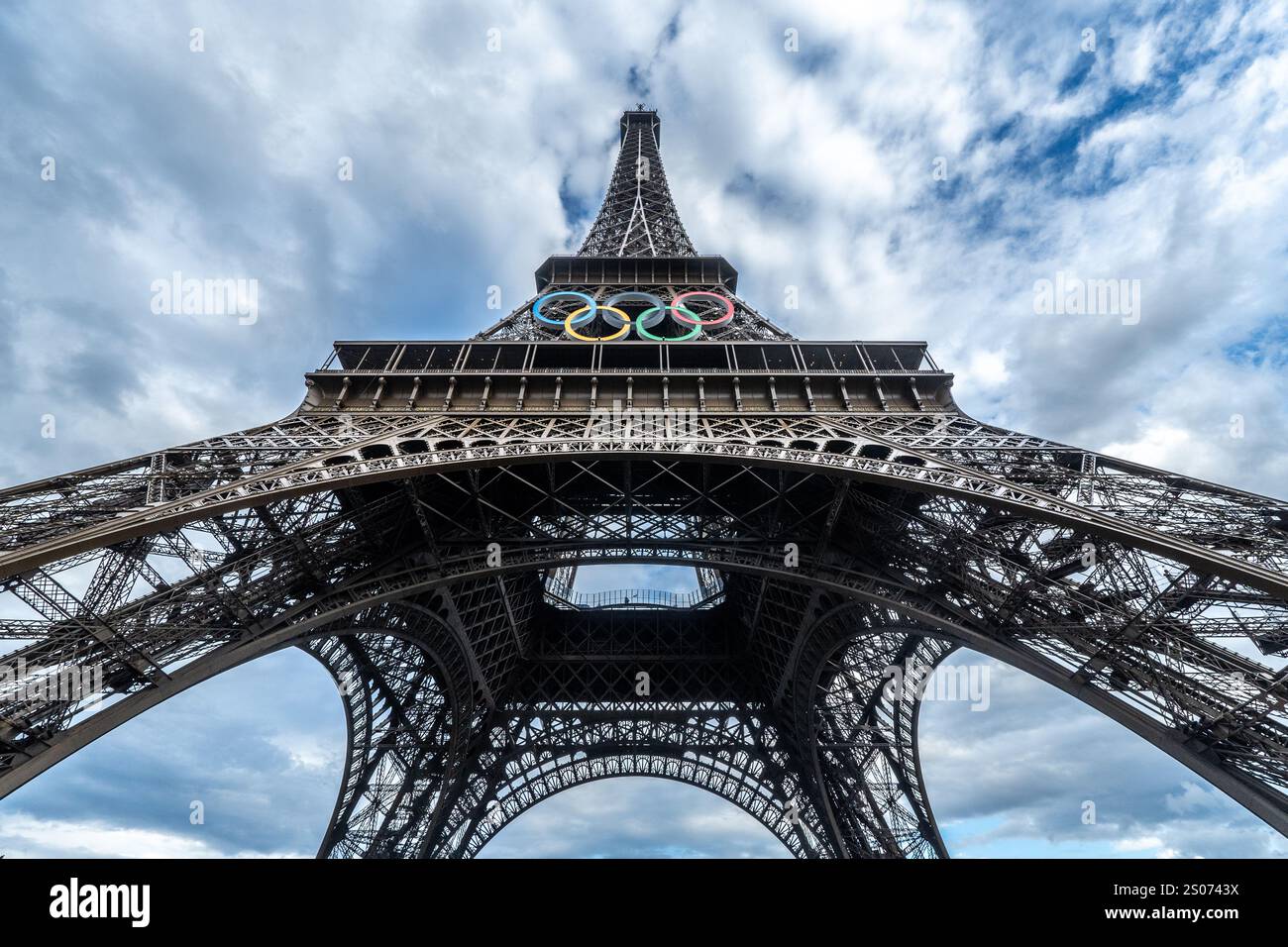 Anelli olimpici sulla Torre Eiffel, Parigi, Francia Foto Stock