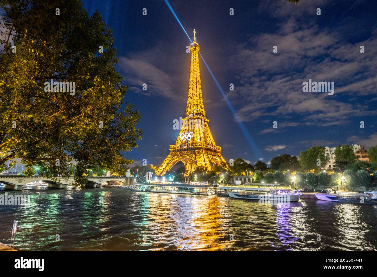 Torre Eiffel con anelli olimpici di notte, Parigi, Francia Foto Stock