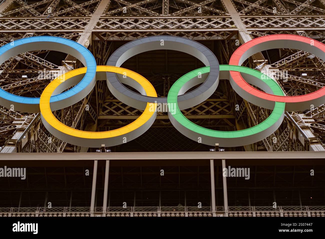 Anelli olimpici sulla Torre Eiffel, Parigi, Francia Foto Stock