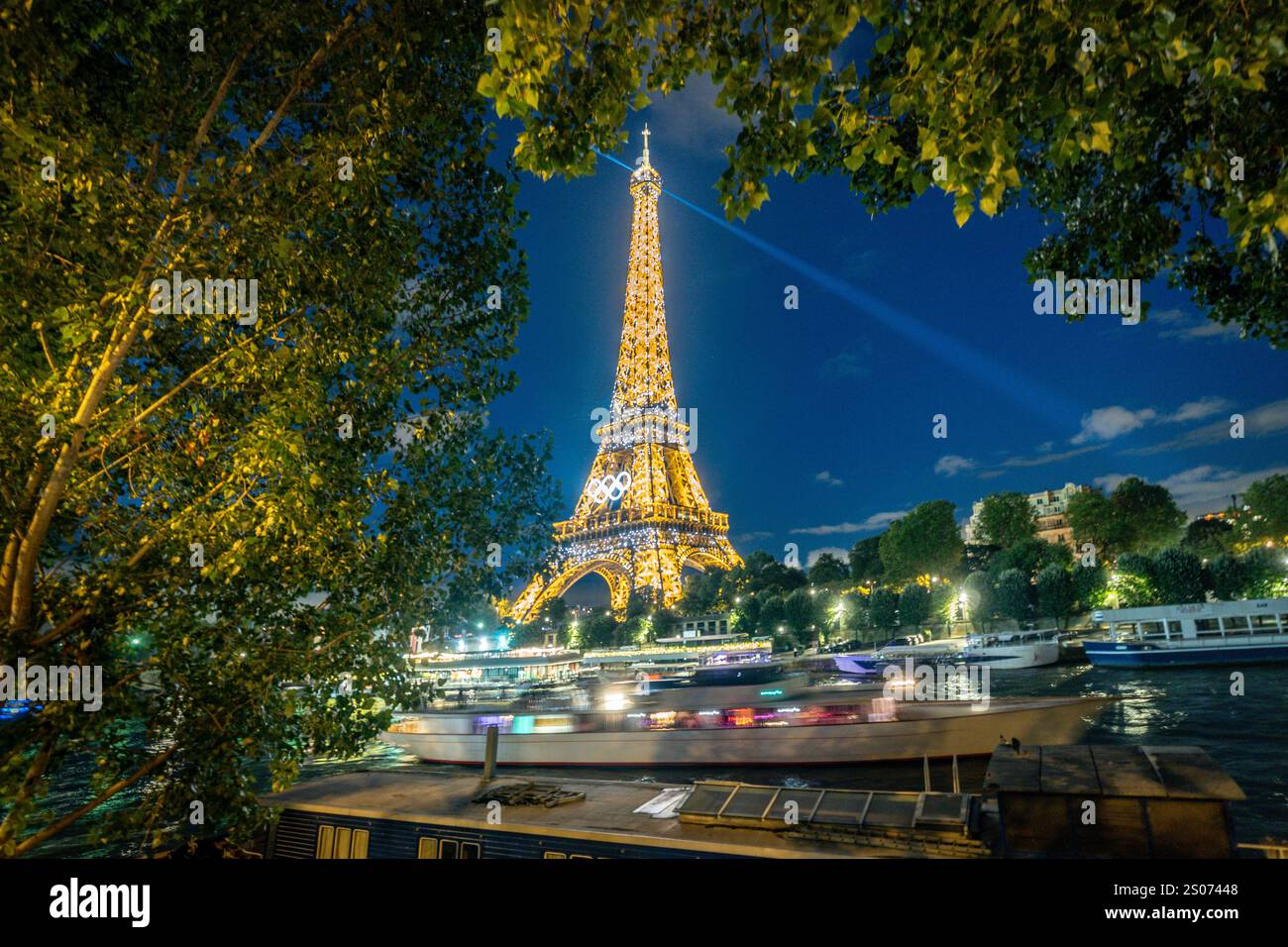 Torre Eiffel con anelli olimpici di notte, Parigi, Francia Foto Stock