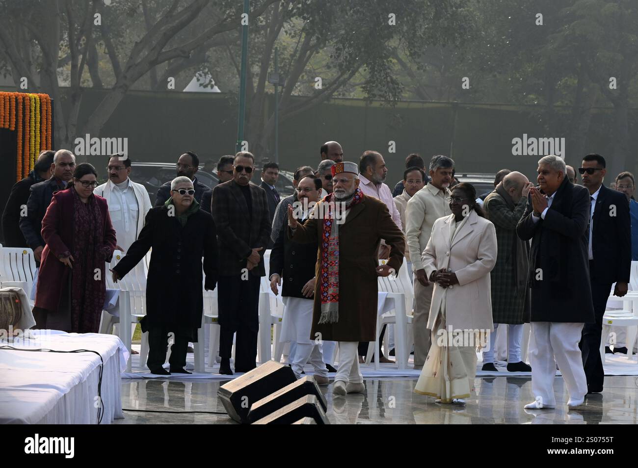 NUOVA DELHI, INDIA - DICEMBRE 25: Presidente Droupadi Murmu, Vicepresidente Jagdeep Dhankhar, primo ministro Narendra modi, ex presidente RAM Nath Kovind, Lok Sabha Speaker Om Birla, Ministro dell'Unione per gli interni Amit Shah e Andhra Pradesh Ministro capo N. Chandrababu Naidu durante una cerimonia di preghiera sul centenario di nascita dell'ex primo ministro Atal Bihari Vajpayee a Sadaiv Atal, Rajghat, in India, il 25 dicembre 2024. Il dicembre 25 segna l'anniversario della nascita di Atal Bihari Vajpayee, uno dei leader politici più venerati dell'India. Il tre volte primo ministro ha svolto un ruolo fondamentale nel plasmarmi Foto Stock