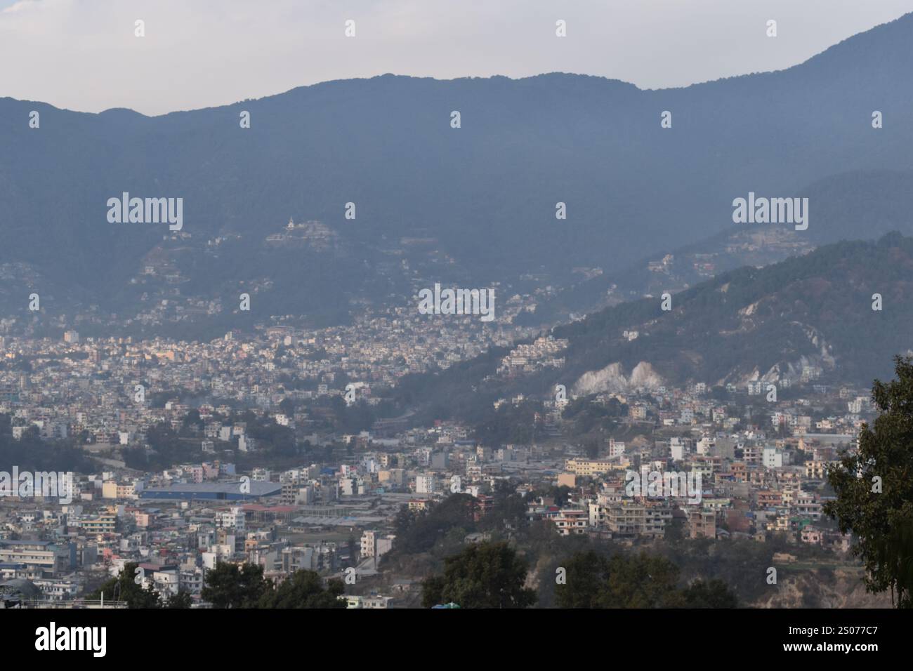 Il monastero di Kopan è un importante centro buddista tibetano che fornisce informazioni sulle ricche tradizioni e pratiche spirituali di questa antica fede. Foto Stock