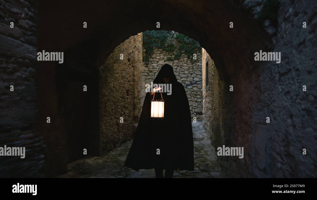 misteriosa figura vagava per il villaggio di notte Foto Stock