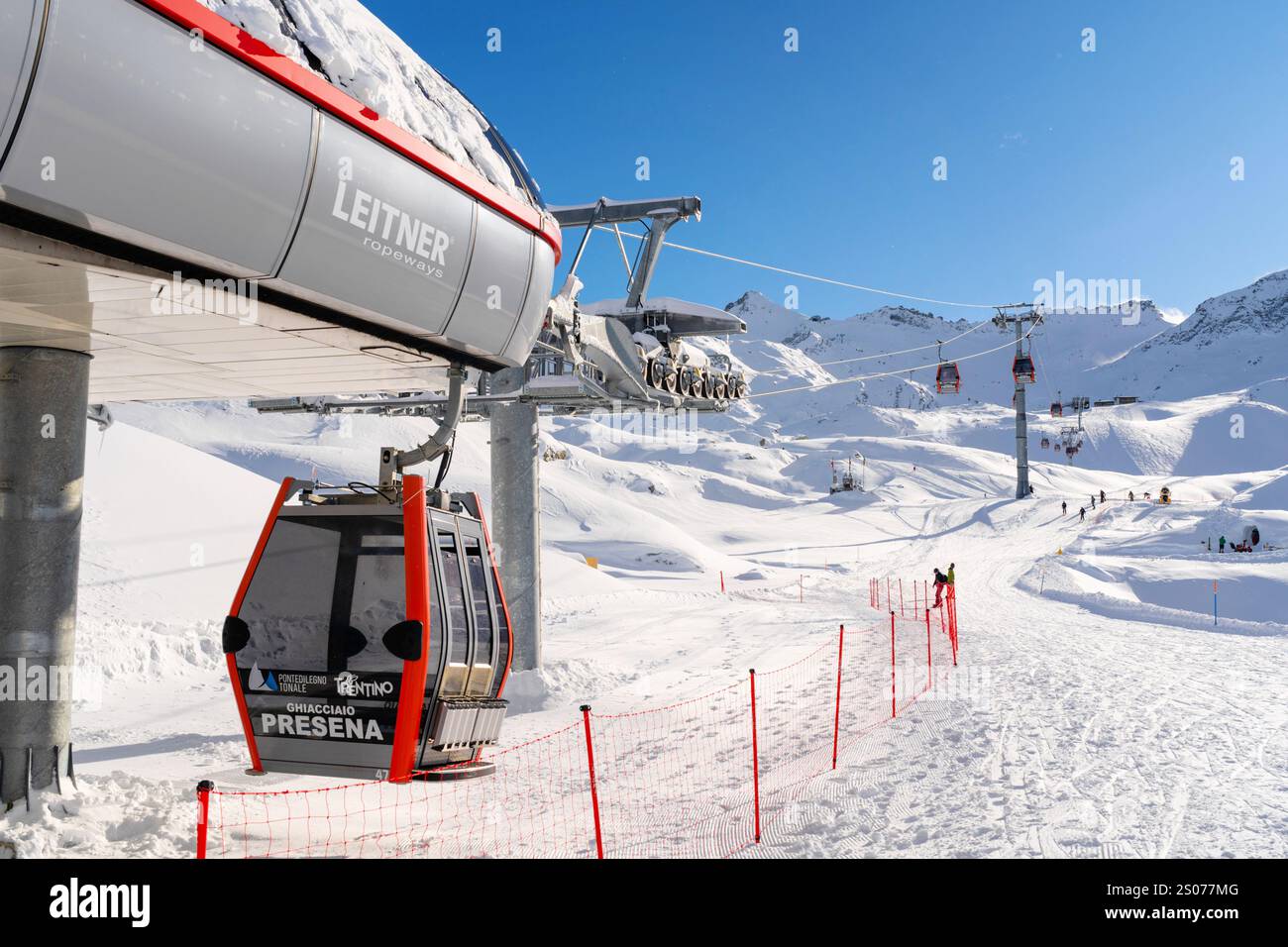 Ponte di legno, Italia - 03.12.2023: Funivia in stazione nel paesaggio innevato delle montagne, con funivie e piste da sci in località sciistica alpina. Passo Ton Foto Stock