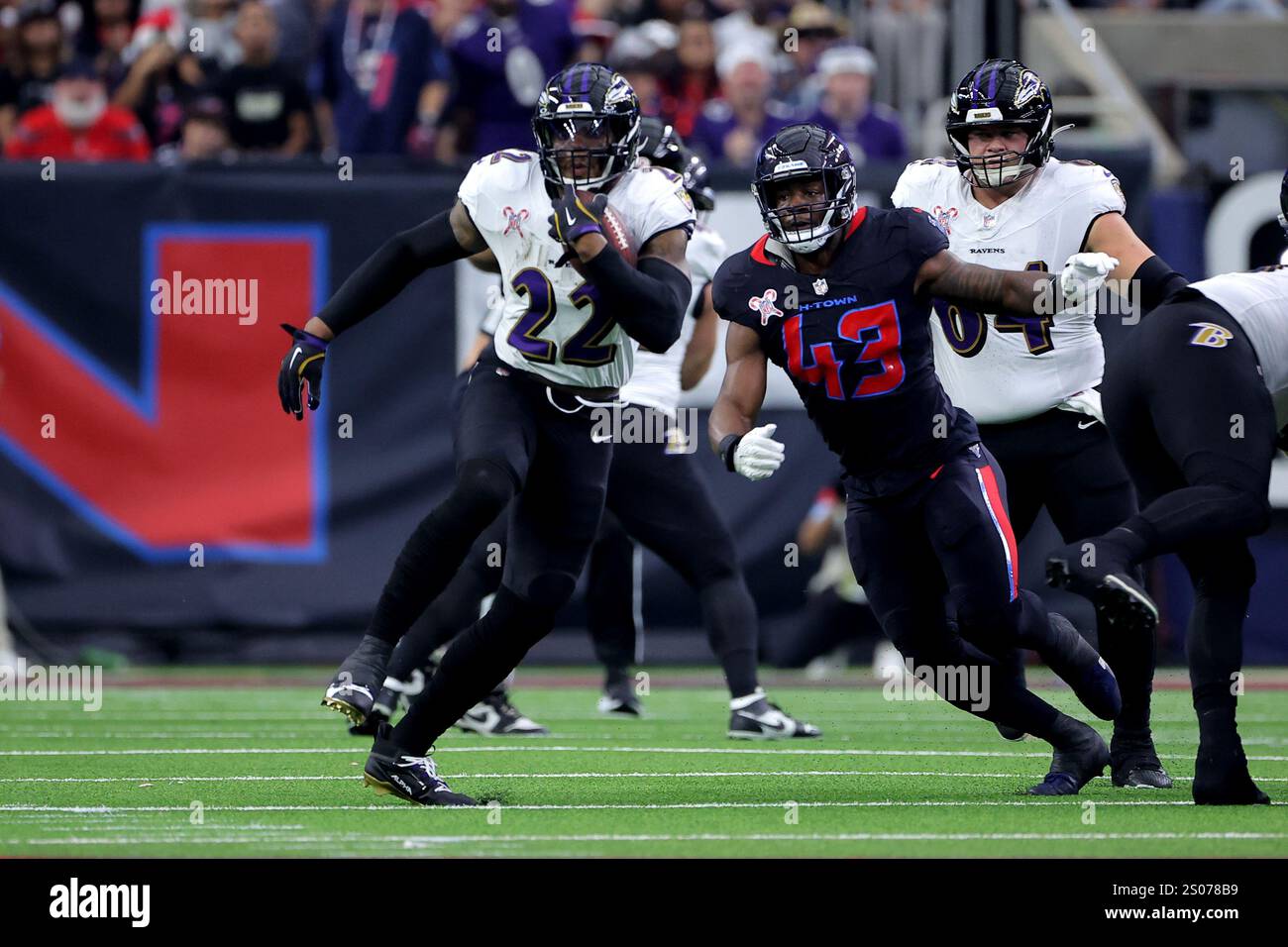 Houston, Texas, Stati Uniti. 25 dicembre 2024. Il running back dei Baltimore Ravens Derrick Henry (22) porta il pallone in campo mentre il linebacker degli Houston Texans Neville Hewitt (43) insegue durante il primo quarto tra gli Houston Texans e i Baltimore Ravens all'NRG Stadium di Houston, Texas, il 25 dicembre 2024. (Credit Image: © Erik Williams/ZUMA Press Wire) SOLO PER USO EDITORIALE! Non per USO commerciale! Crediti: ZUMA Press, Inc./Alamy Live News Foto Stock