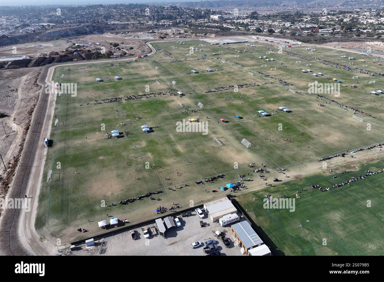 Una vista aerea generale dei campi da calcio Frontwave Arena, sabato 14 dicembre 2024, a Oceanside, calib. Foto Stock