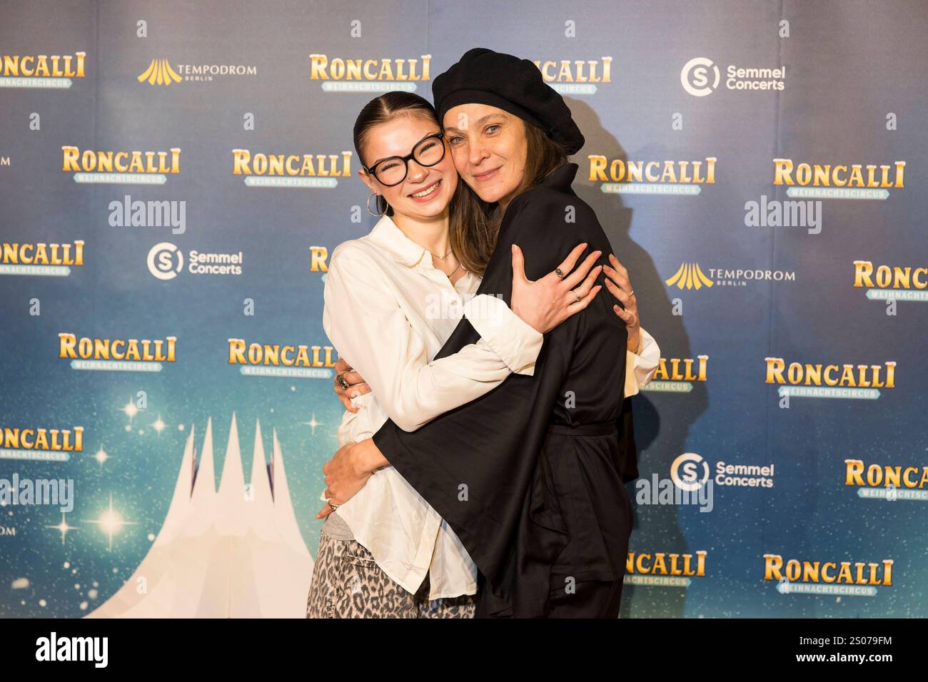Roncalli Weihnachtscircus, Show und Promis im Tempodrom, Berlin, 20.12.2024 Jeanette Hain mit Tochter Malou Hain bei der Premiere des 20. Roncalli Weihnachtscircus im Berliner Tempodrom, AM 20.12.2024. Tempodrom di Berlino *** Roncalli WeihnachtsCircus, spettacolo e celebrità al Tempodrom di Berlino, 20 12 2024 Jeanette Hain con la figlia Malou Hain alla prima dei 20 Roncalli WeihnachtsCircus originali al Tempodrom di Berlino il 20 12 2024 Tempodrom di Berlino Copyright: XBenxKriemannx Foto Stock