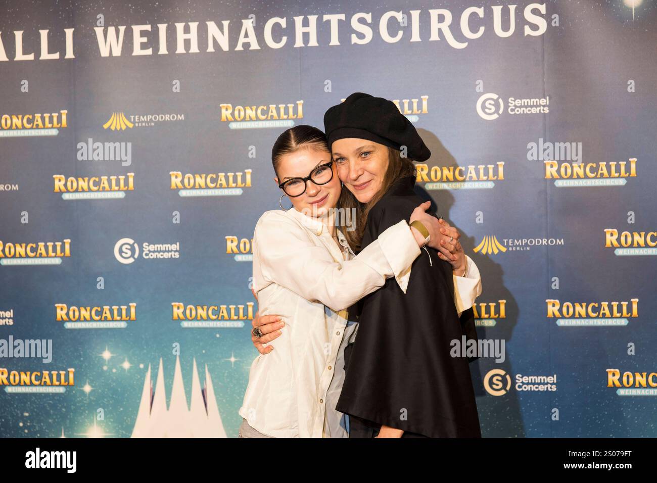 Roncalli Weihnachtscircus, Show und Promis im Tempodrom, Berlin, 20.12.2024 Jeanette Hain mit Tochter Malou Hain bei der Premiere des 20. Roncalli Weihnachtscircus im Berliner Tempodrom, AM 20.12.2024. Tempodrom di Berlino *** Roncalli WeihnachtsCircus, spettacolo e celebrità al Tempodrom di Berlino, 20 12 2024 Jeanette Hain con la figlia Malou Hain alla prima dei 20 Roncalli WeihnachtsCircus originali al Tempodrom di Berlino il 20 12 2024 Tempodrom di Berlino Copyright: XBenxKriemannx Foto Stock