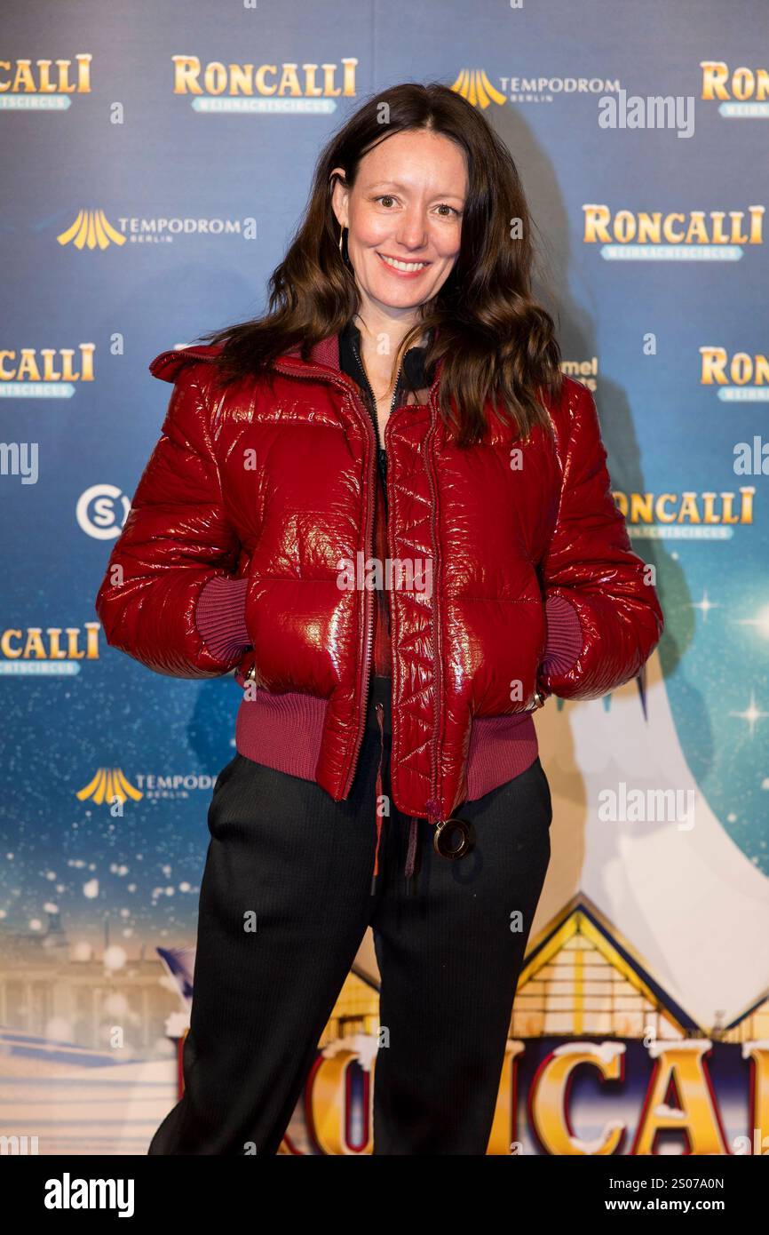 Roncalli Weihnachtscircus, Show und Promis im Tempodrom, Berlin, 20.12.2024 Lavinia Wilson bei der Premiere des 20. Roncalli Weihnachtscircus im Berliner Tempodrom, AM 20.12.2024. Tempodrom di Berlino *** Roncalli WeihnachtsCircus, spettacolo e celebrità al Tempodrom di Berlino, 20 12 2024 Lavinia Wilson alla prima dei 20 Roncalli WeihnachtsCircus originali al Tempodrom di Berlino il 20 12 2024 Tempodrom di Berlino Copyright: XBenxKriemannx Foto Stock