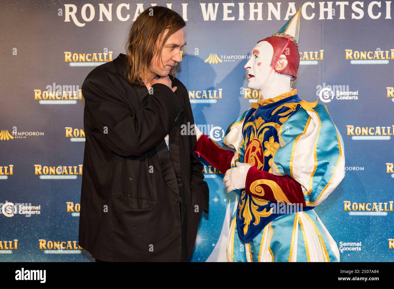 Roncalli Weihnachtscircus, Show und Promis im Tempodrom, Berlin, 20.12.2024 Lars Eidinger und Clown Gensi bei der Premiere des 20. Roncalli Weihnachtscircus im Berliner Tempodrom, AM 20.12.2024. Tempodrom di Berlino *** Roncalli WeihnachtsCircus, spettacolo e celebrità al Tempodrom di Berlino, 20 12 2024 Lars Eidinger e Clown Gensi alla prima dei 20 Roncalli WeihnachtsCircus originali al Tempodrom di Berlino il 20 12 2024 Tempodrom di Berlino Copyright: XBenxKriemannx Foto Stock