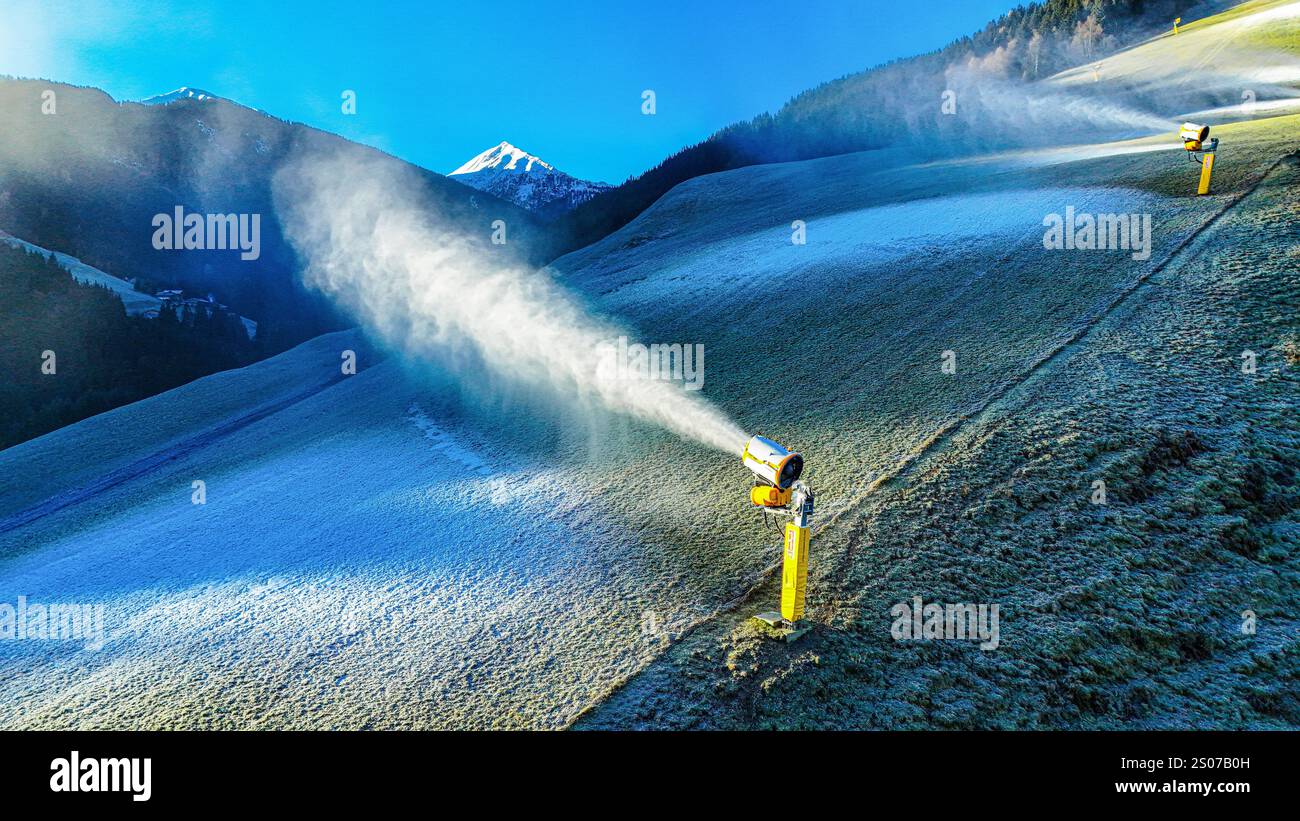 Alpen, Europa, Schneekanonen, künstliche Beschneiung, Klimawandel, Schneemangel, Wintersport, Skigebiet, nachhaltiger Tourismus, Energieverbrauch, Umweltprobleme, WetterExtreme, Erderwärmung, Gletscherschmelze, Infrastrukturmaßnahmen, Naturschutz, Anpassungsstrategien, nachhaltige Entwicklung, Wintersaison, Tourismusstrategie, Outdoor-Aktivitäten, Skiresort, Schneesicherheit, Energiewende, Klimaschutz, Ressourcennutzung, Wasserverbrauch, technischer Fortschritt. Copyright: XJOERANxSTEINSIEKx Foto Stock