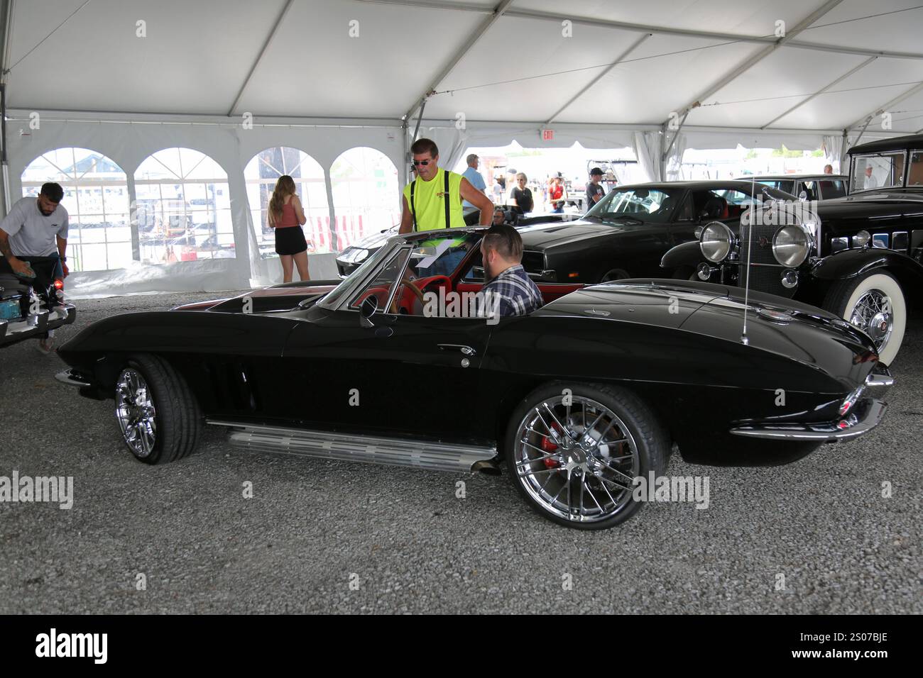 Una Chevrolet Corvette Sting Ray nera del 1966, auto sportiva decappottabile all'asta mondiale delle aste di Auburn, Indiana, Stati Uniti. Foto Stock
