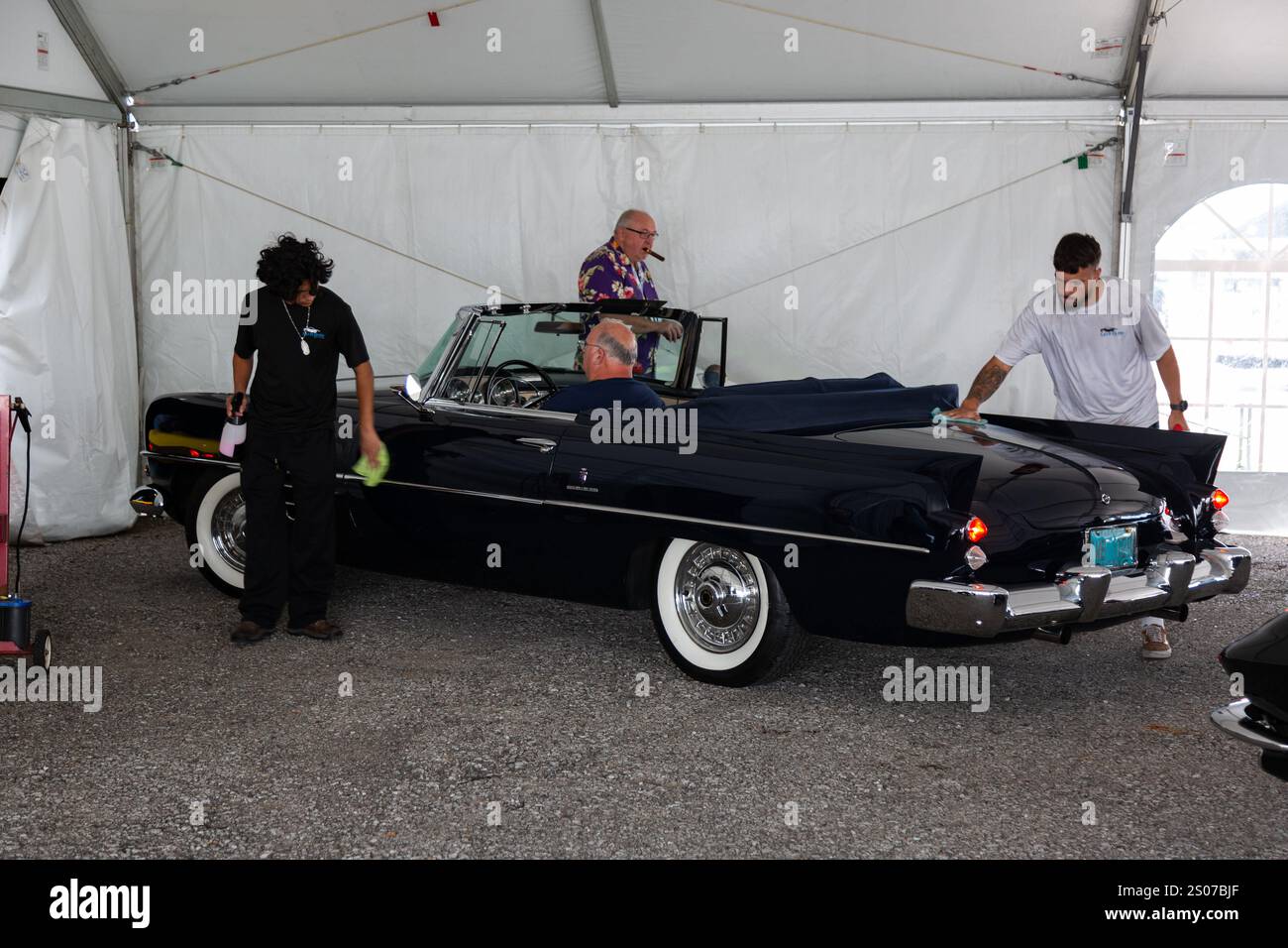 La cabriolet nera 1957 Dual-Ghia di Frank Sinatra è in fase di preparazione per l'asta all'asta mondiale di Auctioneers' Auburn, Indiana, USA Foto Stock