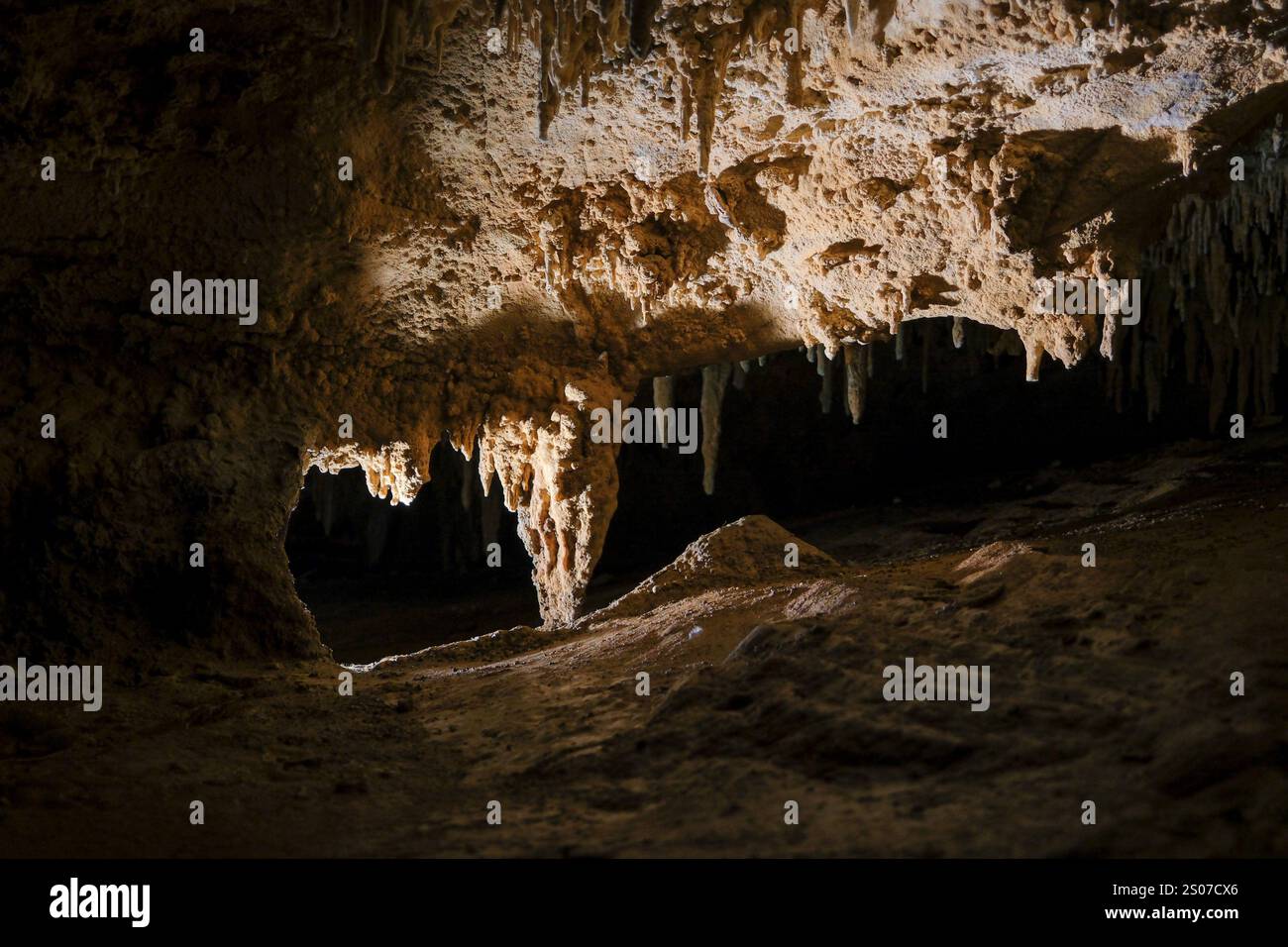 Luray, Virginia, Stati Uniti. 25 dicembre 2024. La vista interna delle Luray Caverns, originariamente chiamate Luray Cave, è una grande grotta commerciale nella parte occidentale di Luray, Virginia, Stati Uniti, il 25 dicembre 2024. Le grotte di Luray hanno attirato molti visitatori dalla sua scoperta nel 1878. Crediti: Aashish Kiphayet/Alamy Live News Foto Stock