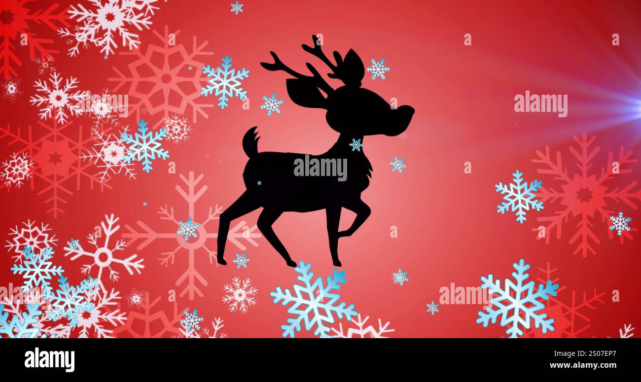Immagine di una camminata fawn con un bagliore dell'obiettivo con fiocchi di neve su sfondo rosso Foto Stock