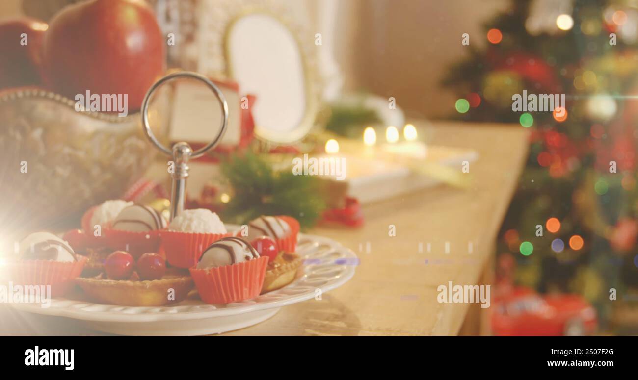 Immagine di albero di natale decorato e tavola con dolci di natale Foto Stock