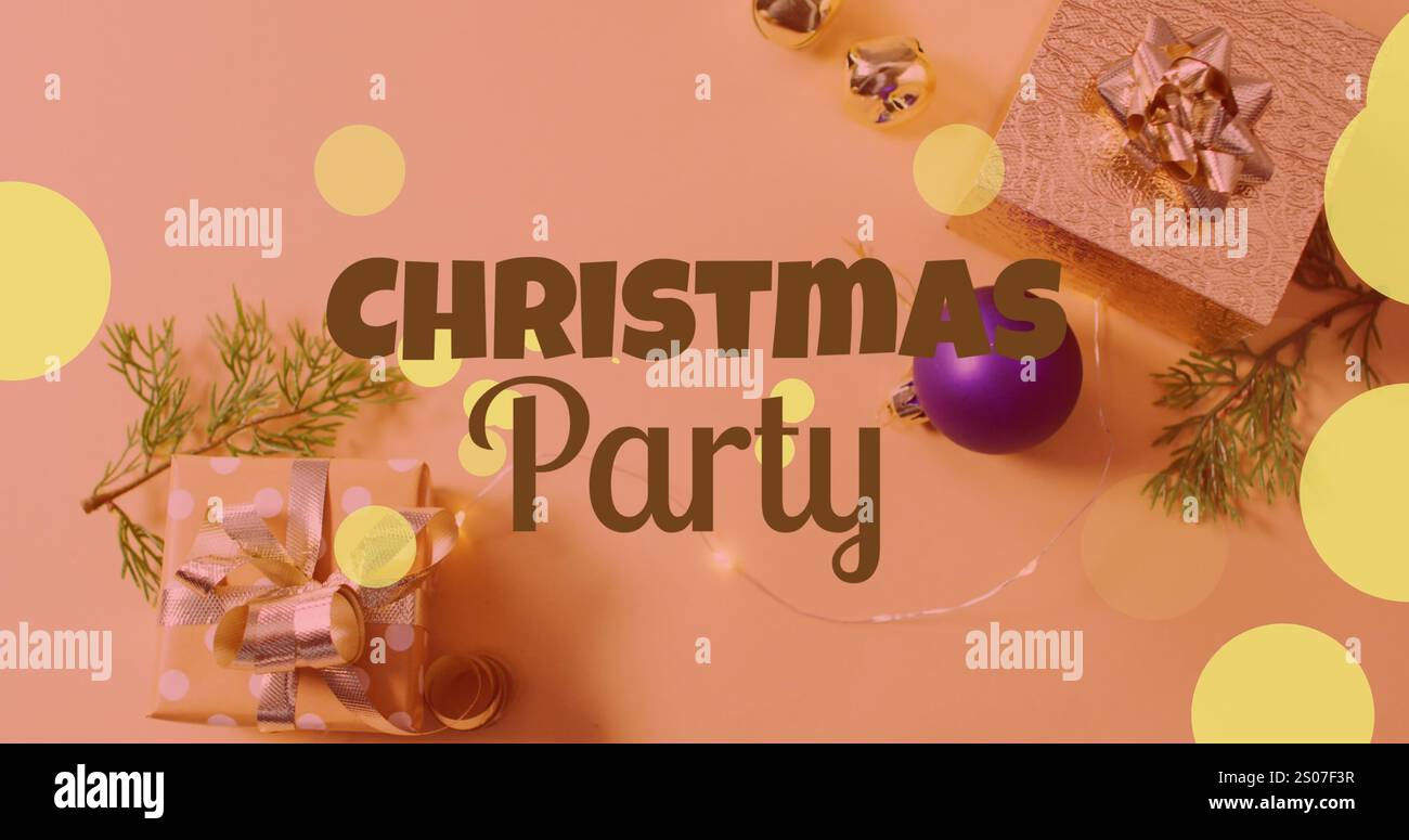 Immagine del testo del partito di natale sopra le decorazioni di natale Foto Stock