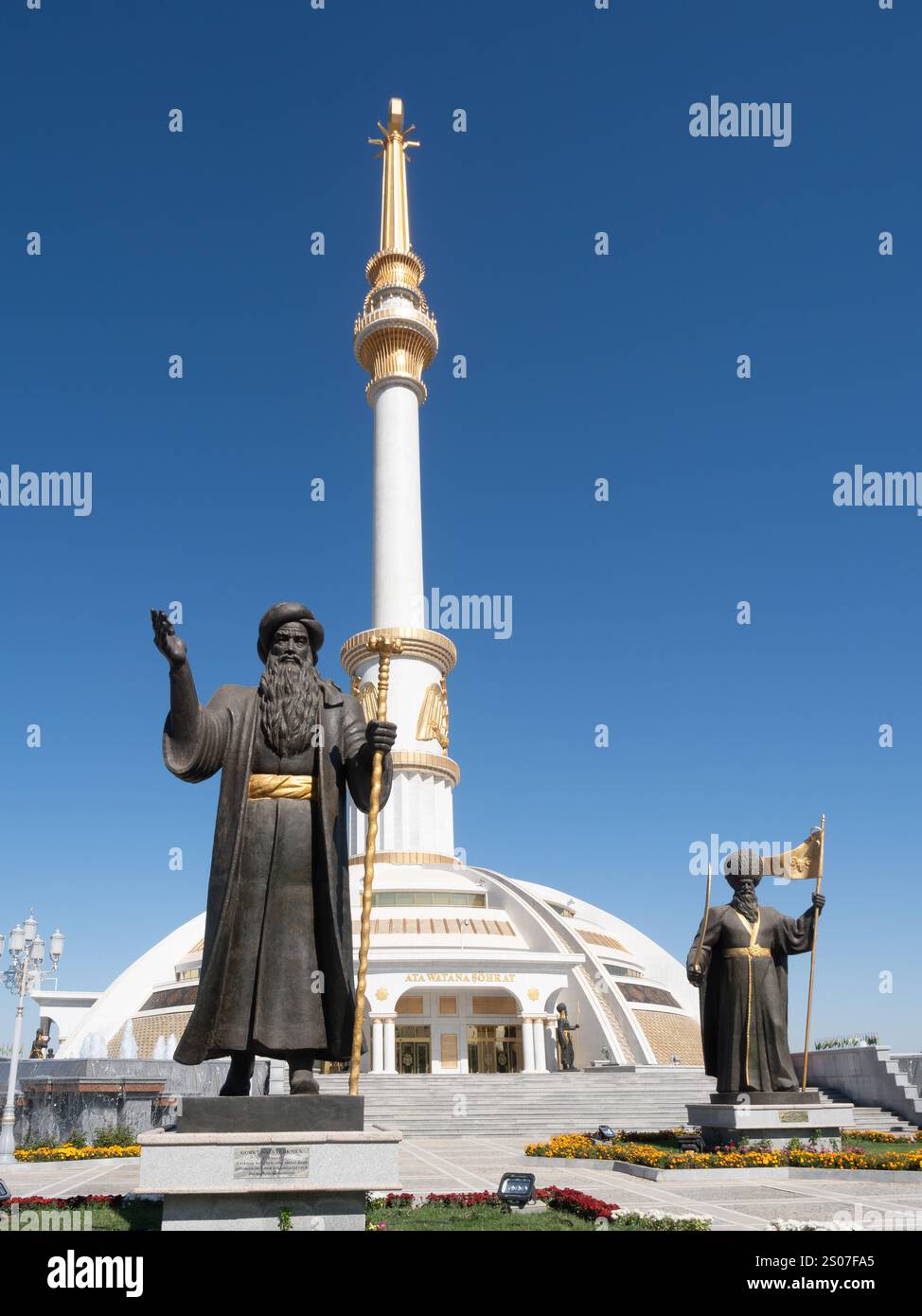 Monumento all'indipendenza ad Ashgabat, Turkmenistan, con una statua in bronzo di Gorkut Ata Turkmen e una statua di un eroe turkmeno nel mezzo. Foto Stock