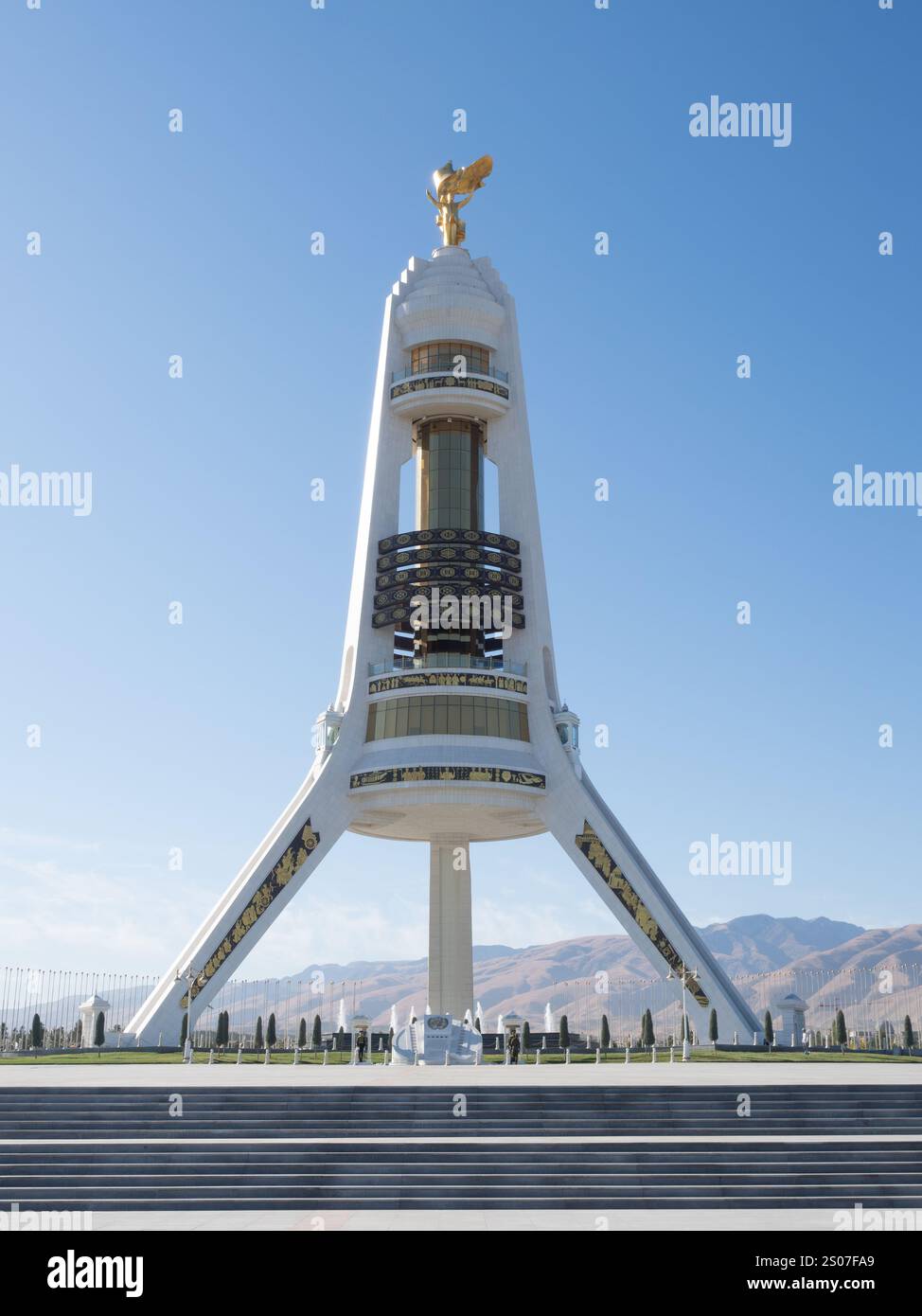 Monumento della neutralità con una piattaforma di osservazione e una statua del presidente Saparamurat Niyazov in cima. Localmente noto come treppiede. Fotografato ad Ash Foto Stock