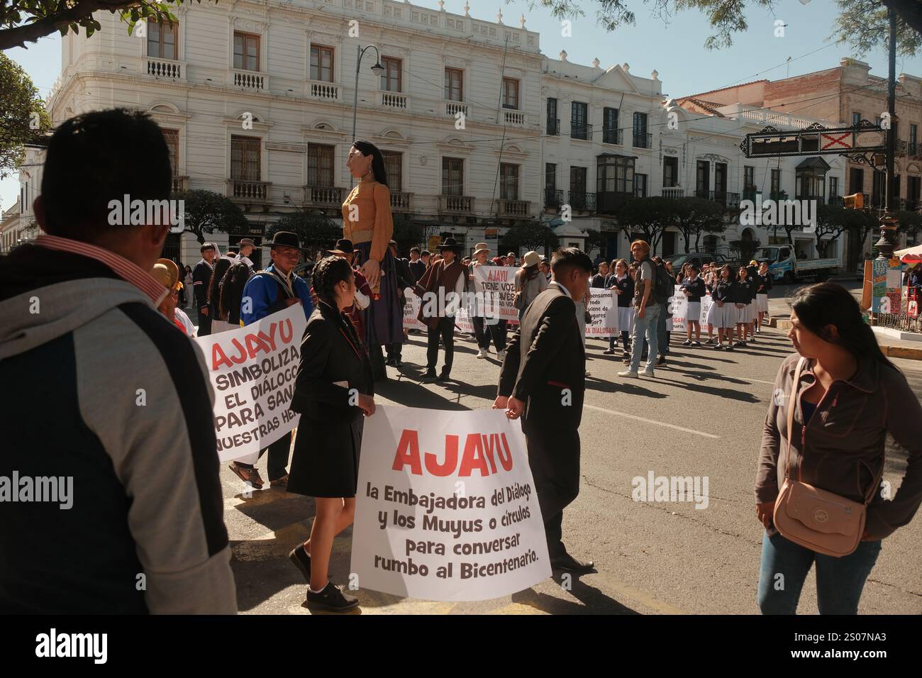 2024 Apr29 dimostrazione studentesca con burattino gigante a Plaza de Armas 25 de Mayo chiedendo di discutere sul razzismo e la discriminazione con il governatore. Foto Stock