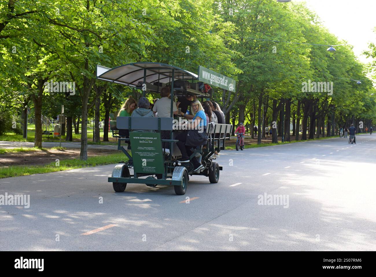 Un ciclo da 12 posti Genussradln o bar bike party a Prater Park, Vienna, Austria, giugno 2024 Foto Stock
