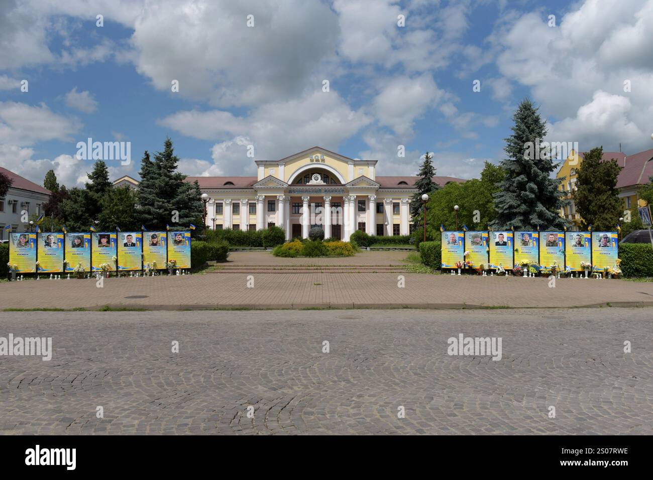 Tabelloni commemorativi per soldati ucraini, uccisi in azione nella guerra Ucraina Russia, Chop, confine Ucraina-Ungheria, maggio 2023 Foto Stock