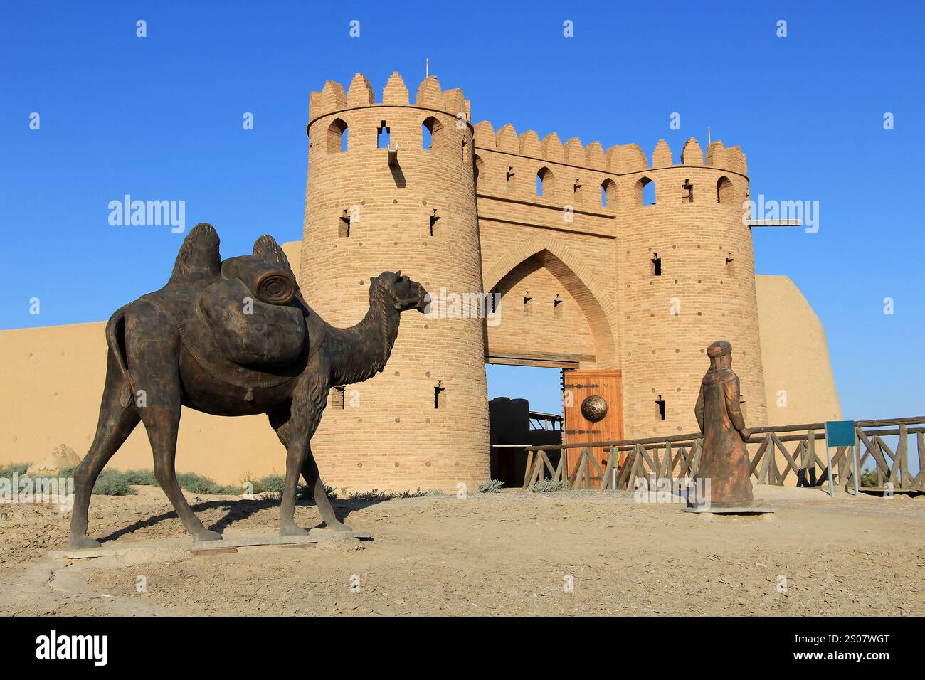 La storica città di Otrar fu distrutta dal sovrano mongolo Gengis Khan. Mura e cancello d'ingresso del Castello di Otrar. Turkestan, Kazakistan. Foto Stock