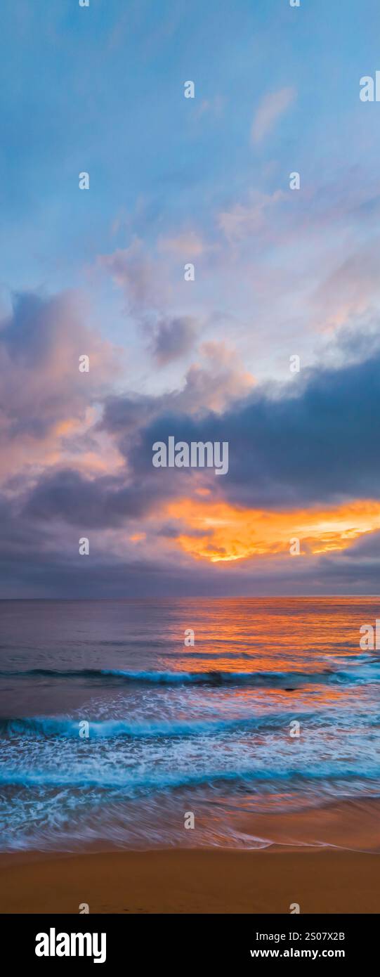Alba aerea sulla spiaggia delle balene nella regione delle spiagge settentrionali di Sydney, NSW, Australia. Foto Stock