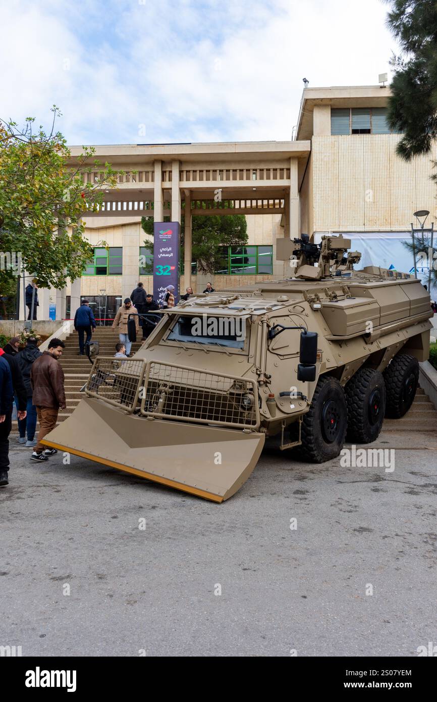 Veicolo blindato esposto alla 32a edizione della fiera di produzione algerina ad Algeri, Algeria. Foto Stock