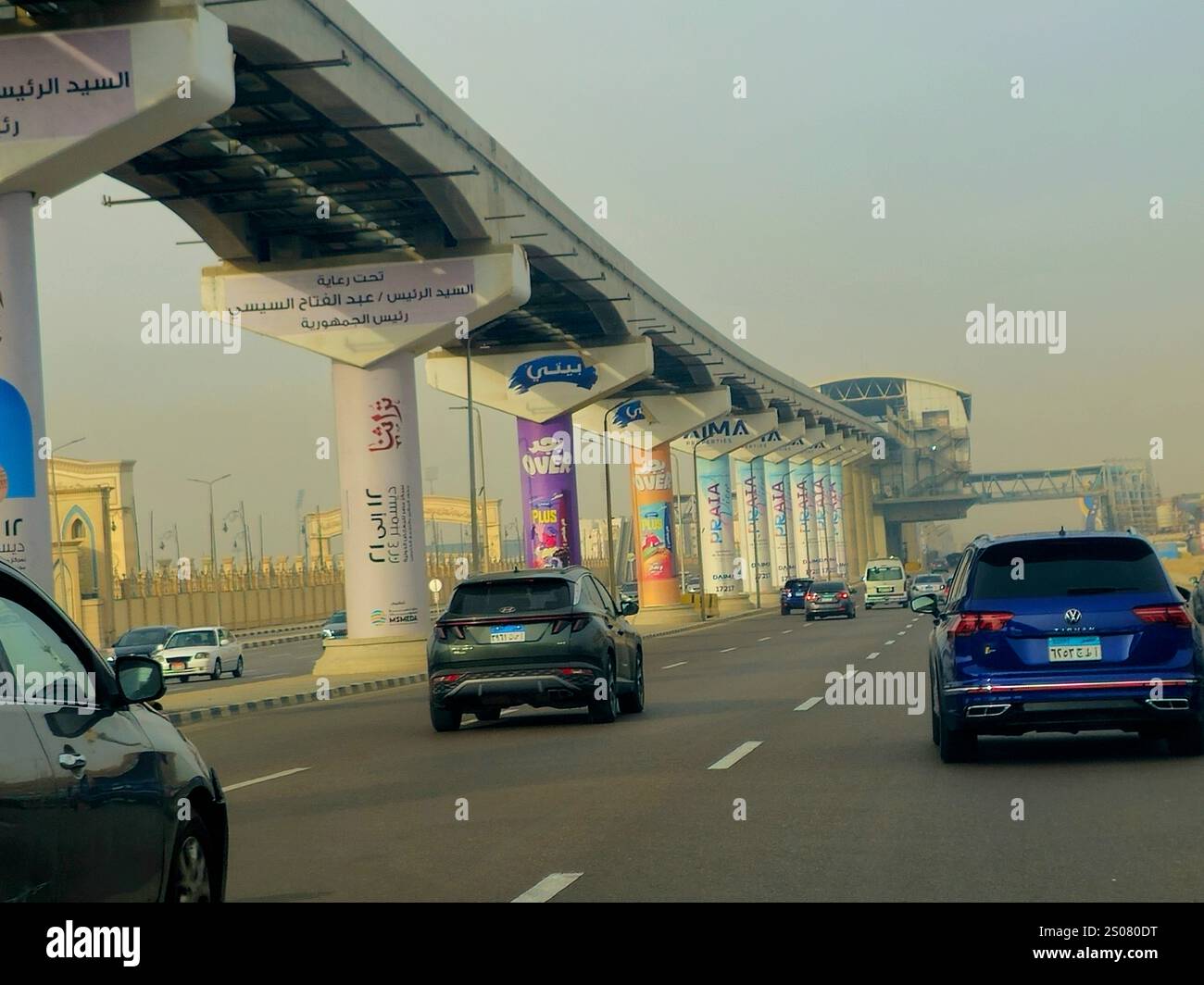 Cairo, Egitto, 11 dicembre 2024: Pubblicità sulle colonne della monorotaia del Cairo per la sesta edizione del Turathna Our Heritage 2024 per Artigianato e. Foto Stock