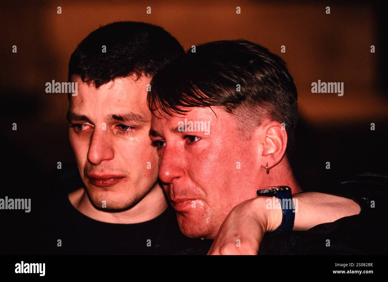 Due uomini piangono durante il raduno della giornata dell'AIDS Trafalgar Square, Londra, Regno Unito. 1 dic 1996 Foto Stock
