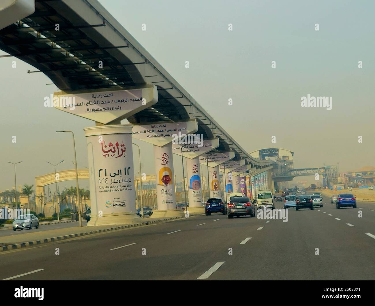 Cairo, Egitto, 11 dicembre 2024: Pubblicità sulle colonne della monorotaia del Cairo per la sesta edizione del Turathna Our Heritage 2024 per Artigianato e. Foto Stock