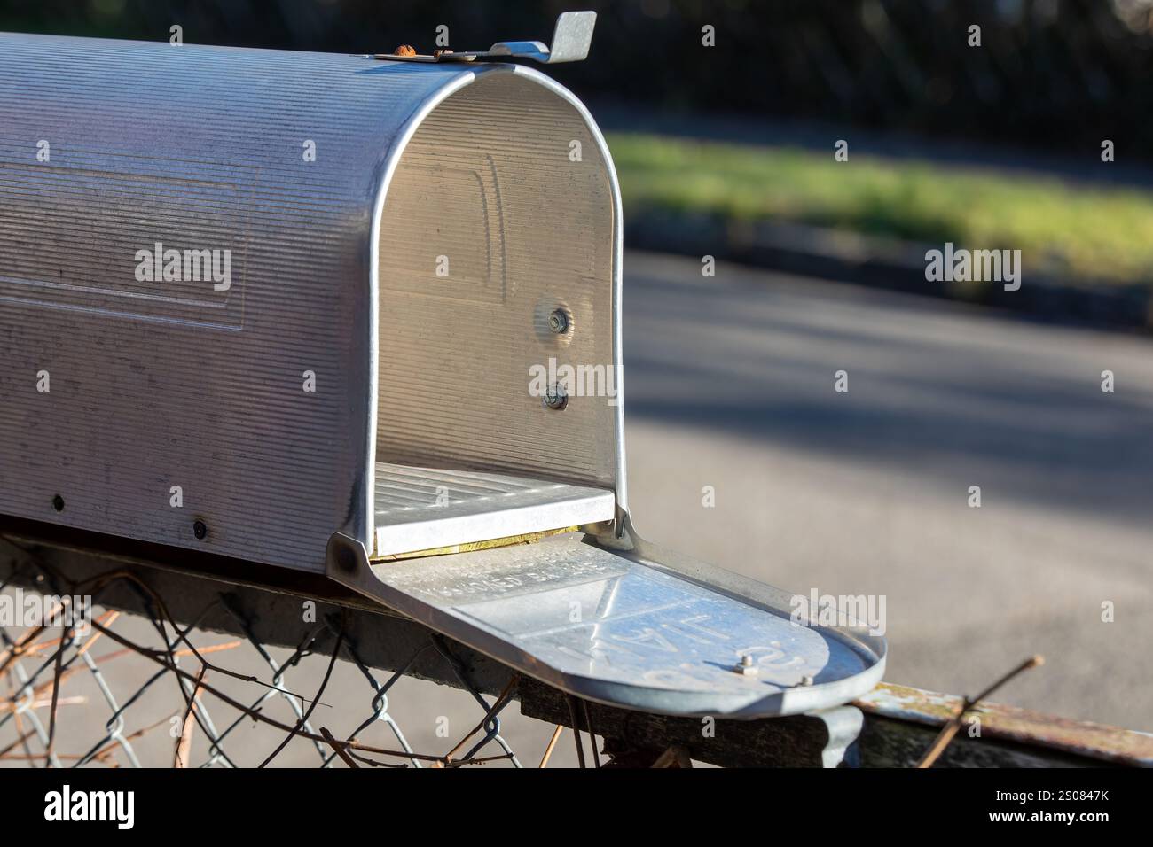 Open US Style Mailbox – concetto di consegna della posta americana Foto Stock