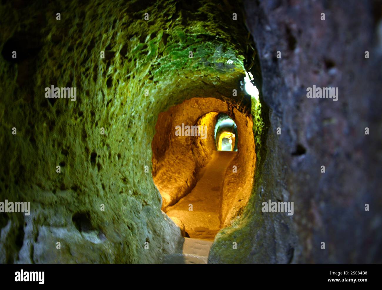 La misteriosa città sotterranea risale all'VIII-VII secolo a.C. si estende per 85 m di profondità su otto diversi livelli e una popolazione di 20,000 persone Foto Stock