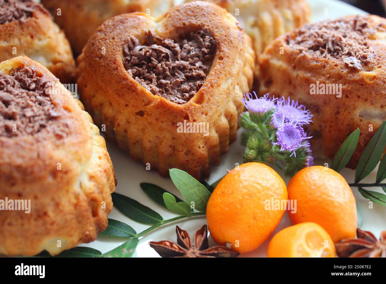 Muffin a forma di cuore decorati con cioccolato e kumquat per san valentino Foto Stock