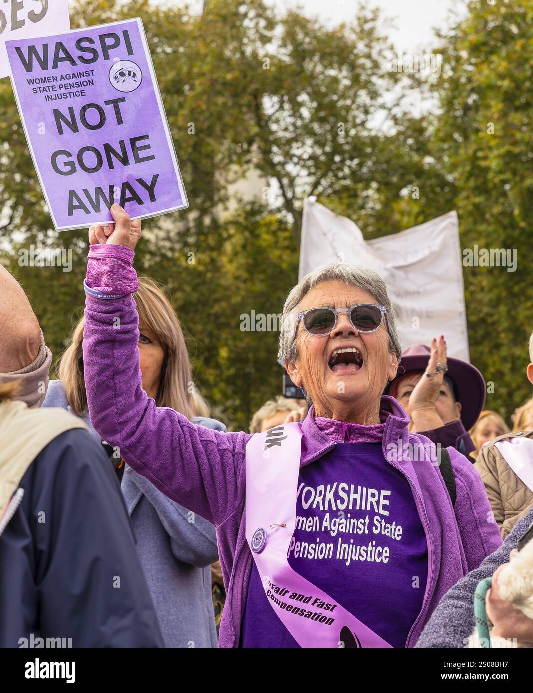 Westminster, Londra, Regno Unito, ottobre 30 2024, Ritratto di una donna WASPI che tiene un cartello con scritto "NOT GONE AWAY Outside the Houses of Parliament", Londra Foto Stock