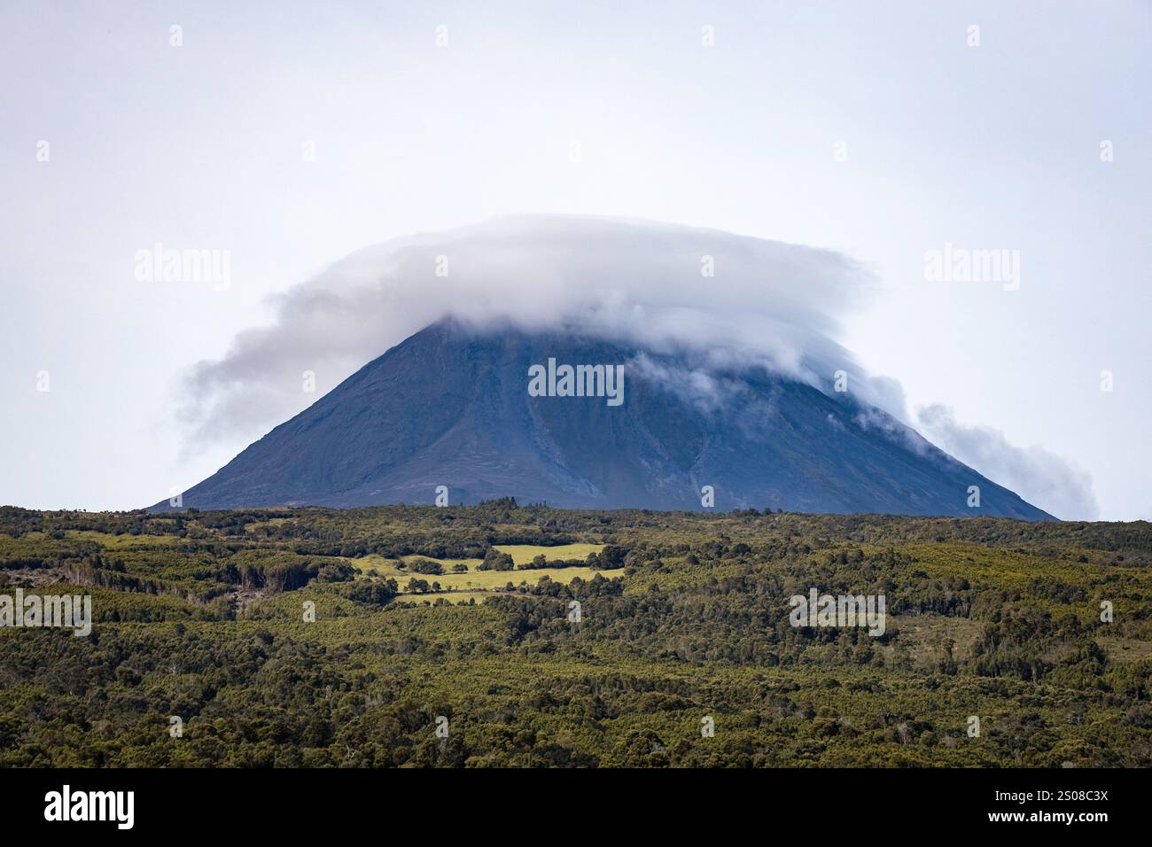 Picco del monte Pico ricoperto di nuvole Pico Azzorre Portogallo Foto Stock